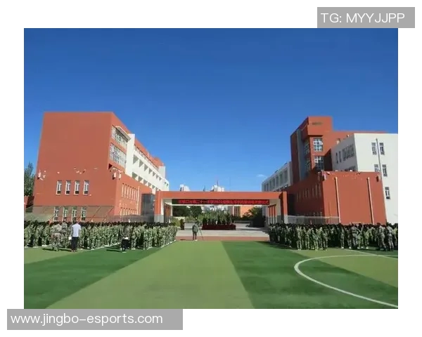 以诗词赞足坛巨星风采描绘球场英姿传递热血与梦想